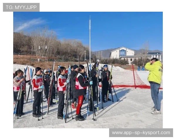高山滑雪训练营增设户外安全应急课程，高山滑雪运动